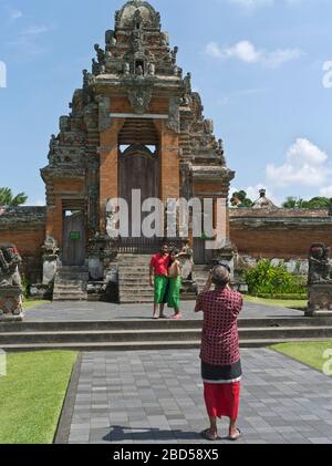 dh Pura Taman Ayun Temple Royal BALI INDONÉSIE touristes être Photo Balinais Hindou Mengwi temples Paduraksa hinduisme porte architecture touriste Banque D'Images