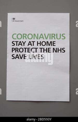 Une lettre et une brochure du gouvernement ont envoyé aux ménages britanniques des conseils et des instructions pendant la pandémie de covid19 de Coronavirus en avril 2020 Banque D'Images