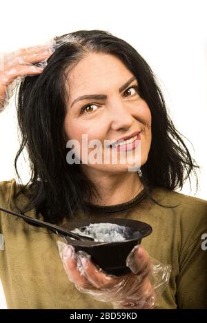 Gros plan de la femme appliquer des cheveux teints isolés sur fond blanc Banque D'Images