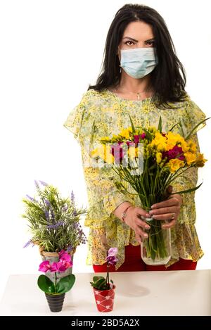 Ouvrier du magasin de fleurs de beauté pendant Coronavirus isolé sur fond blanc Banque D'Images