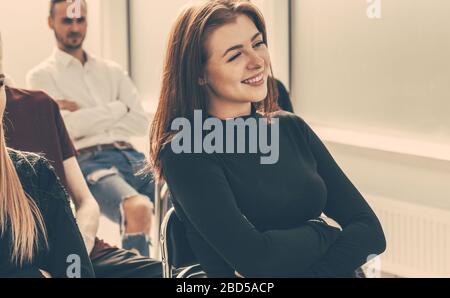 groupe de travail de jeunes professionnels assis dans la salle de conférence Banque D'Images