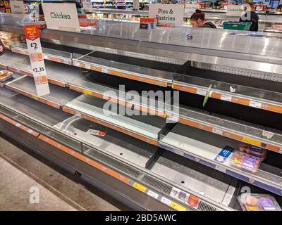 Videz les étagères dans un supermarché Morrisons au Royaume-Uni pendant le verrouillage du coronavirus. Banque D'Images