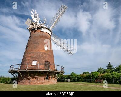 Un ancien moulin à vent anglais traditionnel près du village d'Essex de Thaxted contre un ciel bleu d'été. Banque D'Images