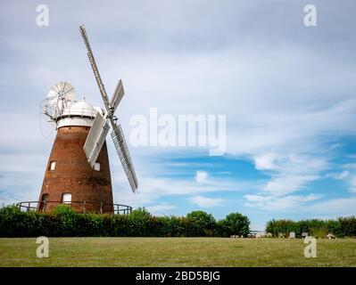 Moulin à vent déxté. Un ancien moulin à vent anglais traditionnel près du village d'Essex de Thaxted contre un ciel bleu d'été. Banque D'Images