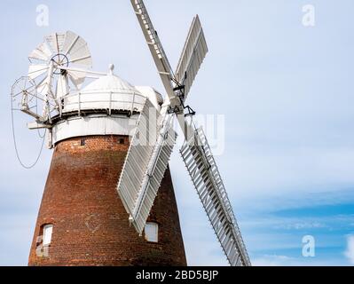 Moulin Thaxted, Essex. Un ancien moulin à vent anglais traditionnel près du village d'Essex de Thaxted contre un ciel bleu d'été. Banque D'Images