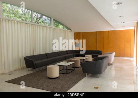 Vue sur l'intérieur du salon, meubles Maison Villa par l'architecte japonais Shigeru Ban, commune par la Grande Muraille , district de Yanqing, Chine Banque D'Images