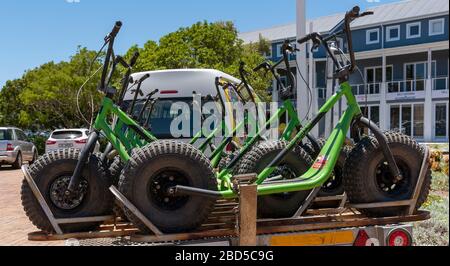 Knysna, Cap occidental, Afrique du Sud. 2019. Gros scooters de plage à roues sur une remorque à Knysna, Afrique du Sud. Banque D'Images