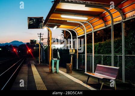 Vue de nuit sur la gare Ogata à Oita, Japon Banque D'Images