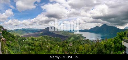 Vue panoramique horizontale du lac Batur à Bali, Indonésie. Banque D'Images