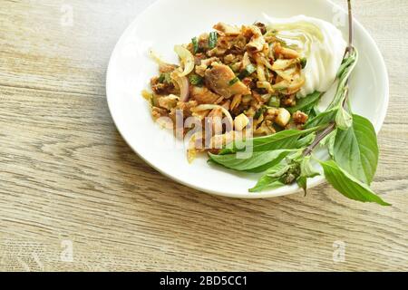 Salade thaïlandaise de poulet rôti haché épicé mangez couple avec le chou et la feuille de basilic sur la plaque Banque D'Images