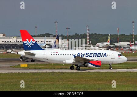 YU-APA Air Serbia Airbus A 319-132 photographié à l'aéroport de Malpensa, Milan, Italie Banque D'Images