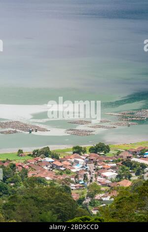 Vue aérienne verticale de la pisciculture à Kintamani sur le lac Batur à Bali, Indonésie. Banque D'Images