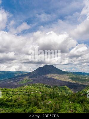 Vue verticale de la coulée de lave historique depuis le sommet du mont Batur à Bali, Indonésie. Banque D'Images