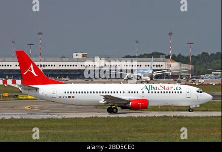 EC-LTG Alba Star Boeing 737-400 photographié à l'aéroport de Malpensa, Milan, Italie photographié à l'aéroport de Malpensa, Milan, Italie Banque D'Images