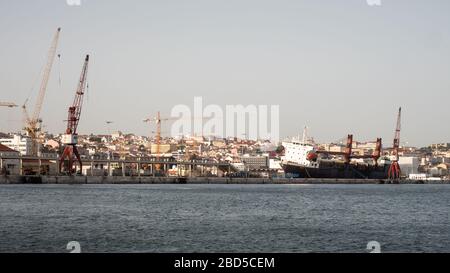 Le cargo, Agat, est à quai sec au port de Lisbonne, Portugal. Banque D'Images