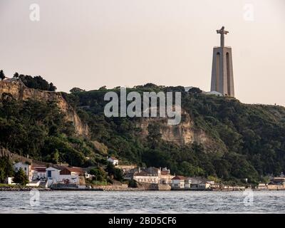 Statue du Christ sur les collines d'Almada, Lisbonne. Vue sur le monument surplombant la capitale portugaise sur les rives méridionales du Tage. Banque D'Images