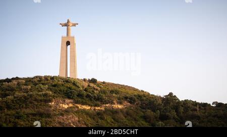 Cristo Rei, la statue du Christ de Lisbonne. Le sanctuaire du Christ le monument du Roi sur les collines d'Almada surplombant la ville de Lisbonne, Portugal. Banque D'Images