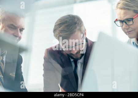 homme d'affaires et femme d'affaires discutent de s'asseoir à la table. Banque D'Images