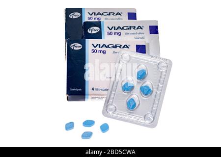 Londres, Royaume-Uni - avril. 2, 2020: Boîtes de comprimés de Viagra de 50 mg avec un blister de quatre comprimés. Viagra est fabriqué par Pfizer les Etats-Unis Banque D'Images