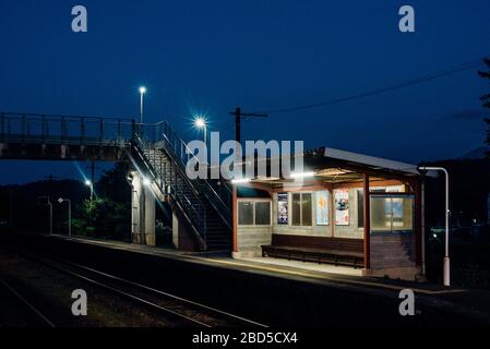 Vue de nuit sur la gare Ogata à Oita, Japon Banque D'Images