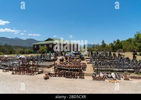 Pont de Bloukrans, Cap oriental, Afrique du Sud. 2019. Sculptures et cadeaux africains pour les touristes en vente au pont de Bloukrans sur la route du jardin dans la EAS Banque D'Images