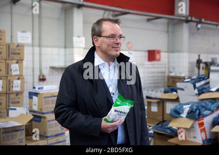 Le vice-président de la direction de KVBB Holger Rostek. Avec l'aide du DRK, le KVBB distribue des équipements de protection médicale aux médecins de l'État de Brandebourg. Potsdam, 6 avril 2020 | utilisation dans le monde entier Banque D'Images