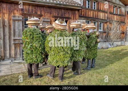 Silvesterchlausen ou Mummers du nouvel an en costumes traditionnels célébrant le nouvel an à Urnasch, Suisse Banque D'Images