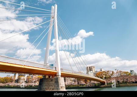 O River et Osaka Tenma Kawasaki Bridge au printemps à Osaka, Japon Banque D'Images