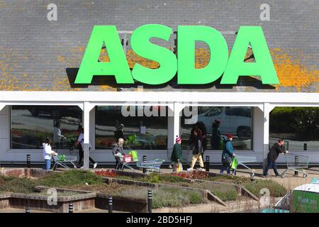 Brighton, Royaume-Uni. 7 avril 2020. Les clients exercent des activités de distanciation sociale tout en faisant la queue devant un supermarché Asda à Brighton Marina. Crédit: James Boardman/Alay Live News Banque D'Images