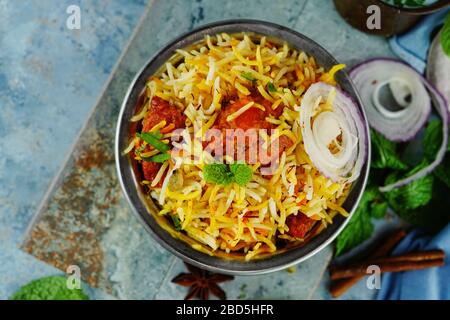 Tikka Biryani, poulet maison, servi dans un récipient traditionnel en laiton avec sauce au yaourt, foyer sélectif Banque D'Images