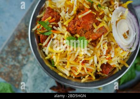 Tikka Biryani, poulet maison, servi dans un récipient traditionnel en laiton avec sauce au yaourt, foyer sélectif Banque D'Images