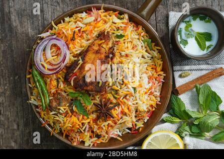 Poisson maison Biryani servi avec yaourt Raita Salad, point de mire sélectif Banque D'Images