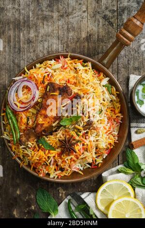 Poisson maison Biryani servi avec yaourt Raita Salad, point de mire sélectif Banque D'Images