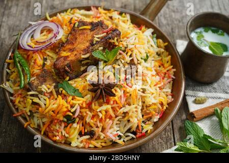 Poisson maison Biryani servi avec yaourt Raita Salad, point de mire sélectif Banque D'Images