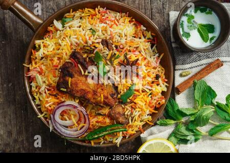 Poisson maison Biryani servi avec yaourt Raita Salad, point de mire sélectif Banque D'Images