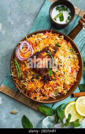 Poisson maison Biryani servi avec yaourt Raita Salad, point de mire sélectif Banque D'Images