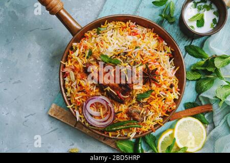 Poisson maison Biryani servi avec yaourt Raita Salad, point de mire sélectif Banque D'Images