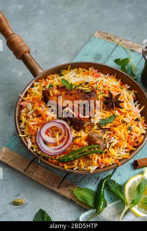 Poisson maison Biryani servi avec yaourt Raita Salad, point de mire sélectif Banque D'Images