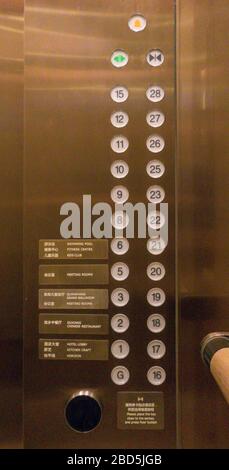 Boutons d'ascenseur sans étage avec les numéros 4 ou 13, Hilton Hotel, Quanzhou, Chine Banque D'Images