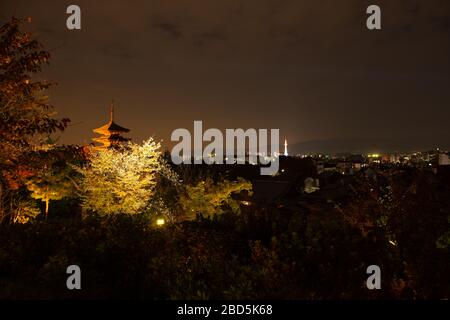 Panorama urbain de Kyoto la nuit Banque D'Images