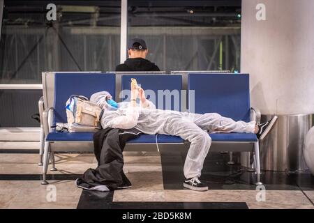 Les voyageurs qui attendent des vols dans des masques de protection et des vêtements lors de l'éclosion de Covid-19 à l'aéroport international de Bole à Addis-Abeba, en Éthiopie Banque D'Images