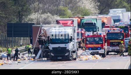 Wedemark, Allemagne. 7 avril 2020. Deux camions sont stationnés sur l'A7 dans la région de Hanovre après un accident. Un autre accident grave a eu lieu sur l'A7 à Wedemark. L'A7 en direction de Hambourg est complètement fermé pour les travaux de sauvetage. Crédit: Julian Stratenschulte/dpa/Alay Live News Banque D'Images