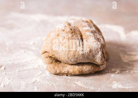 processus de cuisson du pain de santé à la maison. gros plan femme mains pétrir la pâte à partir de farine de seigle sur comptoir en marbre dans la cuisine lumineuse Banque D'Images