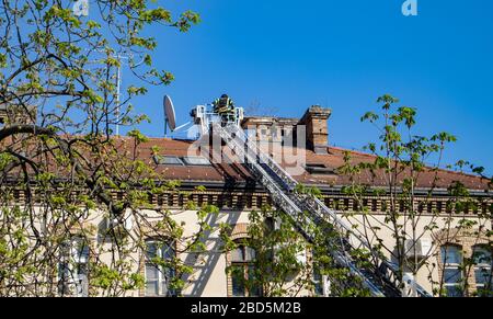 Zagreb après un séisme violent, les pompiers ont retiré les cheminées endommagées et les carreaux cassés des toits des bâtiments endommagés. Banque D'Images