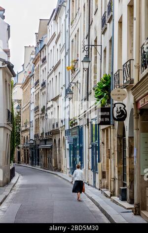 Femme marchant dans la rue de Bievre dans le 5ème Arrondissement, Paris, France Banque D'Images