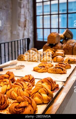 Produits de boulangerie au Circus Bakery - une boulangerie parisienne à la mode dans le quartier latin spécialisée dans les rouleaux de cannelle, Paris, Ile-de-France, France Banque D'Images