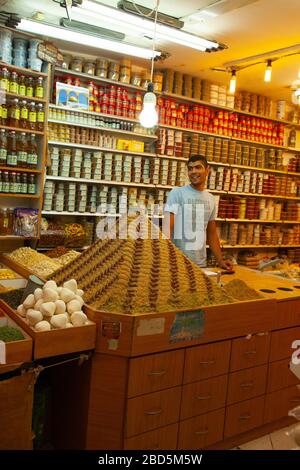 Boutiques et étals dans une Allée dans la vieille ville, Jérusalem, Israël Banque D'Images