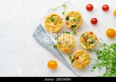 omelette aux tomates et au bacon, œufs cuits aux épinards et au brocoli, céto, régime cétogénique Banque D'Images