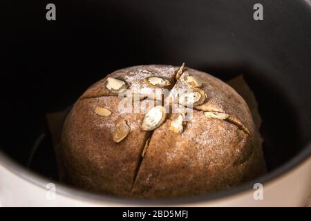 boule de pâte à pétrir à partir de farine de seigle sur comptoir en marbre prête à entrer dans le four Banque D'Images