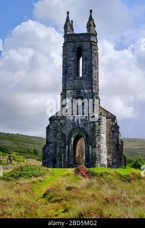 Les ruines de l'église Dunlewey, située à Poisoned Glen, Comté de Donegal, Irlande. Dunlewey est un petit village de Gaeltacht Banque D'Images